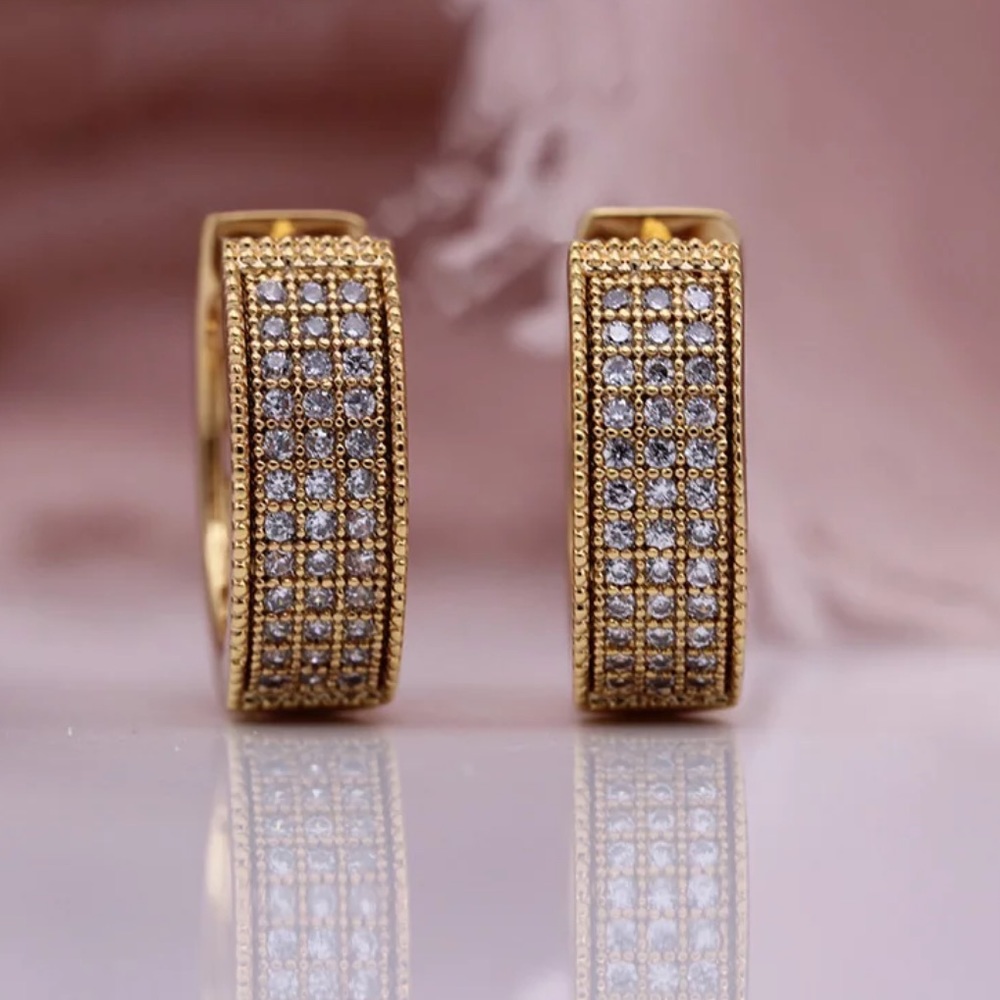 🌟 Gold Hoop Earrings - Picture 2 of 5